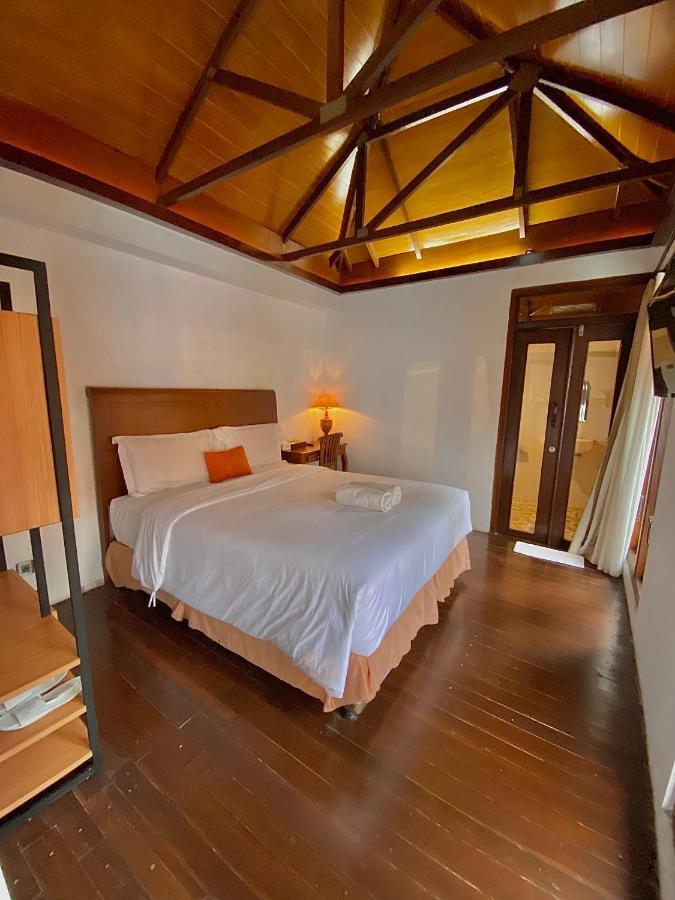 Chrome Hotel & Resort Solo Colomadu Exterior photo