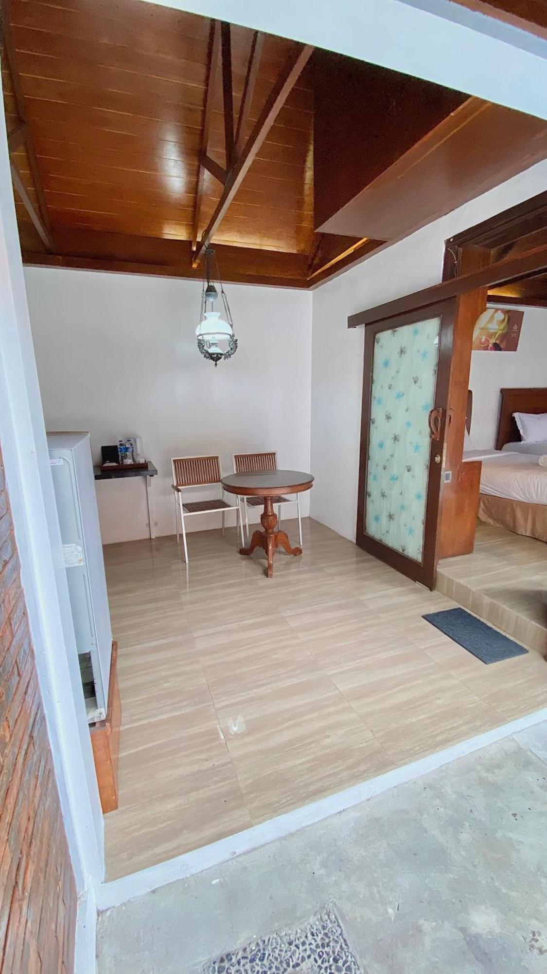 Chrome Hotel & Resort Solo Colomadu Exterior photo