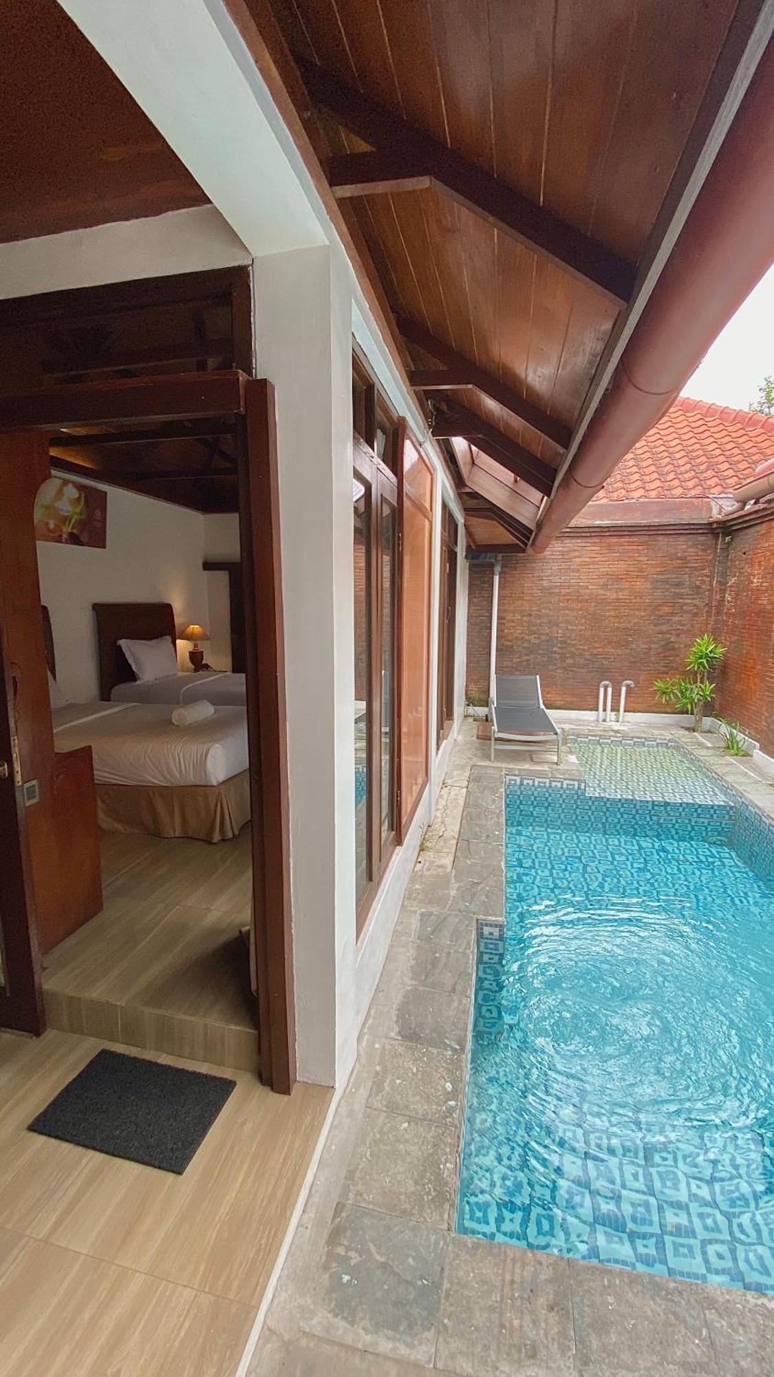 Chrome Hotel & Resort Solo Colomadu Exterior photo